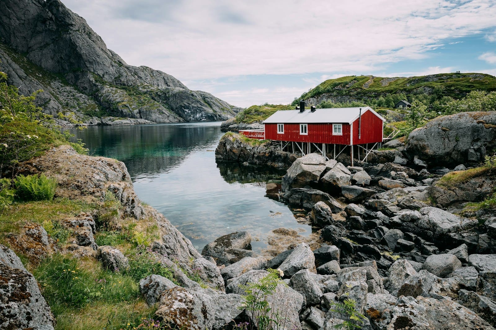 How to Choose a Country to Live In: 7 Questions to Ask Yourself article cover